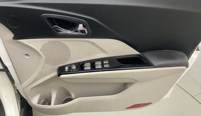 2022 Mahindra XUV300 W8 1.2 PETROL, Petrol, Manual, 21,601 km, Driver Side Door Panels Control
