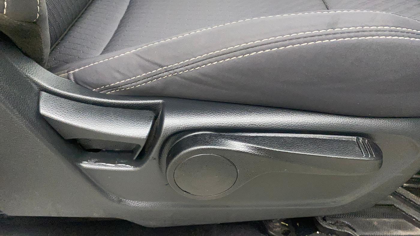 2022 Mahindra XUV300 W8 1.2 PETROL, Petrol, Manual, 21,601 km, Driver Side Adjustment Panel