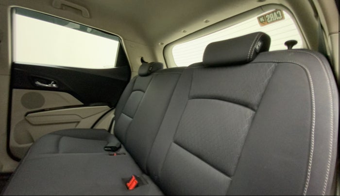 2022 Mahindra XUV300 W8 1.2 PETROL, Petrol, Manual, 21,601 km, Right Side Rear Door Cabin
