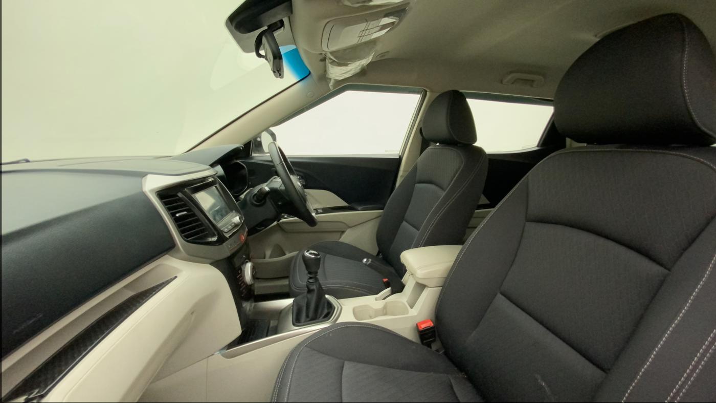 2022 Mahindra XUV300 W8 1.2 PETROL, Petrol, Manual, 21,601 km, Right Side Front Door Cabin