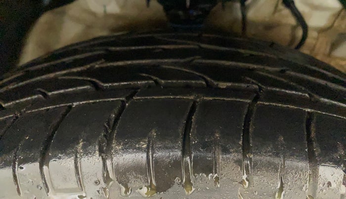 2022 Mahindra XUV300 W8 1.2 PETROL, Petrol, Manual, 21,601 km, Right Front Tyre Tread