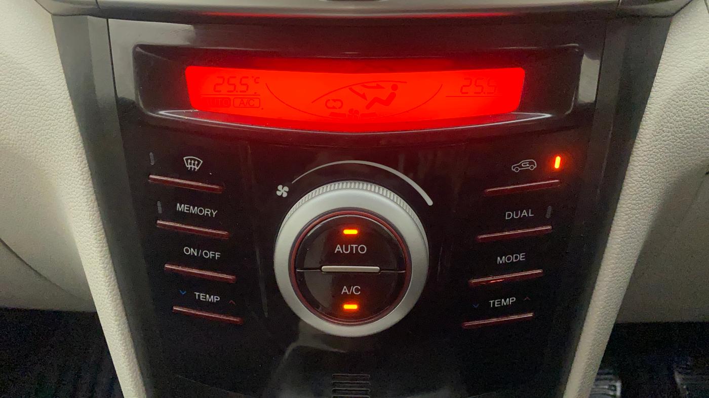 2022 Mahindra XUV300 W8 1.2 PETROL, Petrol, Manual, 21,601 km, Automatic Climate Control