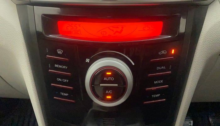 2022 Mahindra XUV300 W8 1.2 PETROL, Petrol, Manual, 21,601 km, Automatic Climate Control
