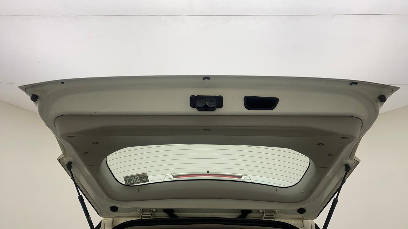 2022 Mahindra XUV300 W8 1.2 PETROL, Petrol, Manual, 21,601 km, Boot Door Open