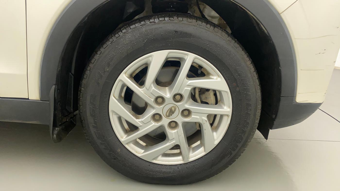 2022 Mahindra XUV300 W8 1.2 PETROL, Petrol, Manual, 21,601 km, Right Front Wheel