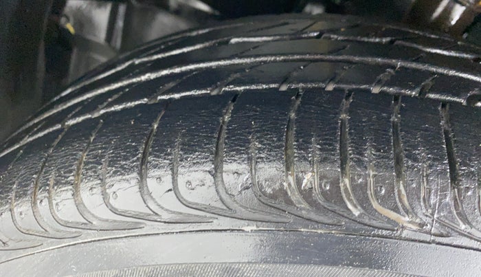 2013 Toyota Corolla Altis G, Petrol, Manual, 24,213 km, Left Front Tyre Tread