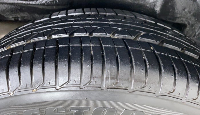 2013 Toyota Corolla Altis G, Petrol, Manual, 24,213 km, Right Rear Tyre Tread