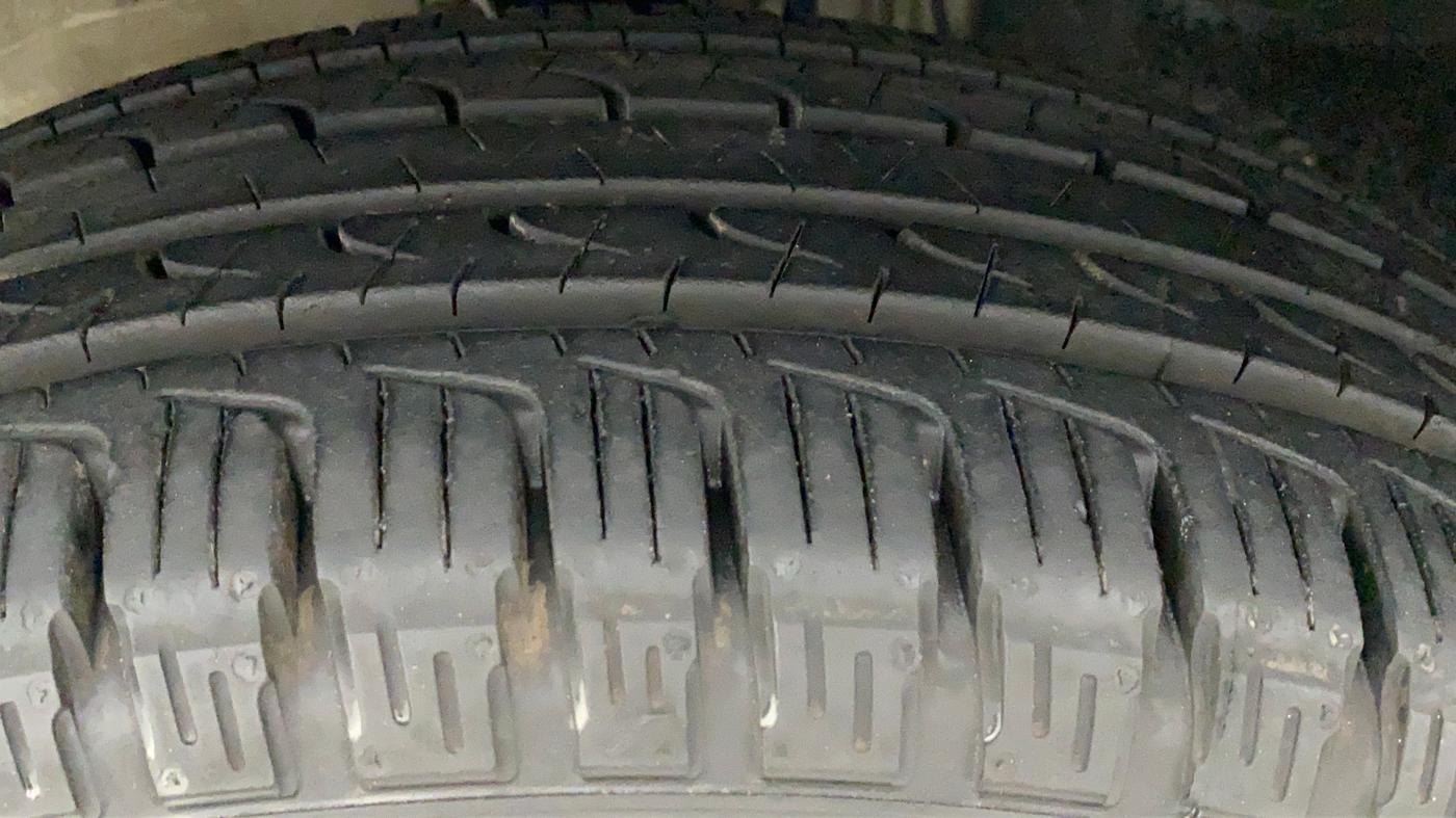 2014 Renault Duster RXL PETROL, Petrol, Manual, 73,346 km, Left Front Tyre Tread