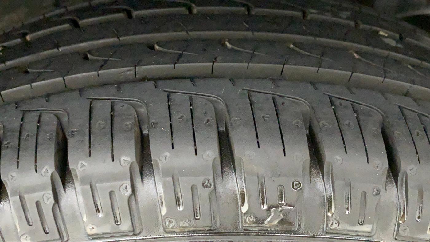 2014 Renault Duster RXL PETROL, Petrol, Manual, 73,346 km, Left Rear Tyre Tread