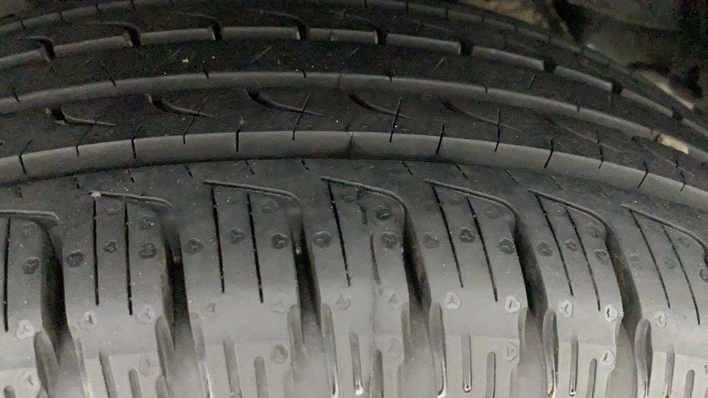 2014 Renault Duster RXL PETROL, Petrol, Manual, 73,346 km, Right Rear Tyre Tread