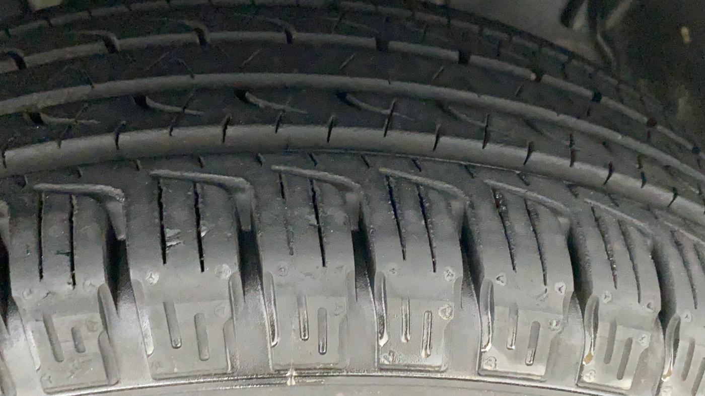 2014 Renault Duster RXL PETROL, Petrol, Manual, 73,346 km, Right Front Tyre Tread