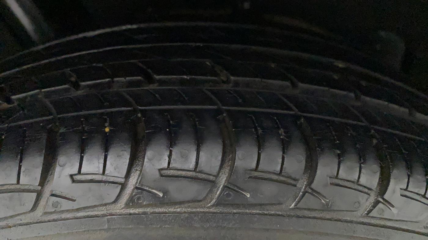 2017 Maruti Baleno DELTA PETROL 1.2, Petrol, Manual, 30,379 km, Left Front Tyre Tread