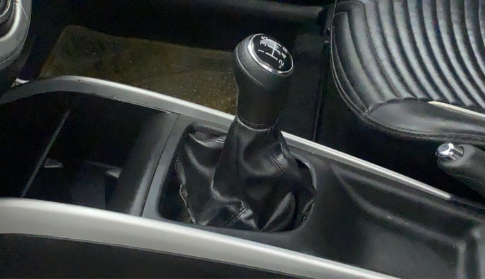 2017 Maruti Baleno DELTA PETROL 1.2, Petrol, Manual, 30,379 km, Gear lever - Boot cover slightly torn