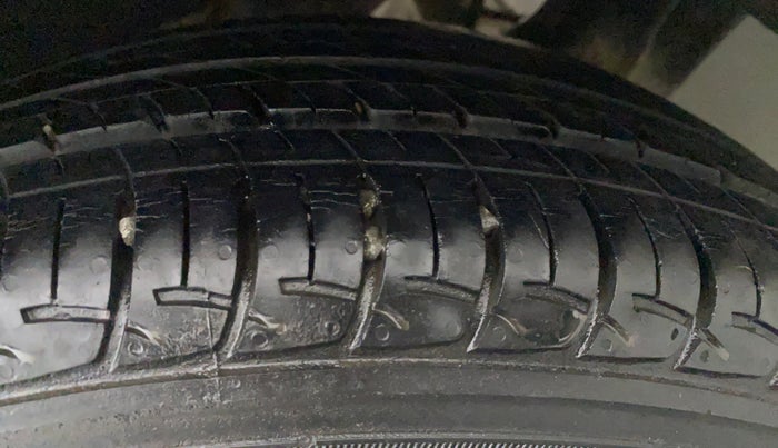 2017 Maruti Baleno DELTA PETROL 1.2, Petrol, Manual, 30,379 km, Left Rear Tyre Tread