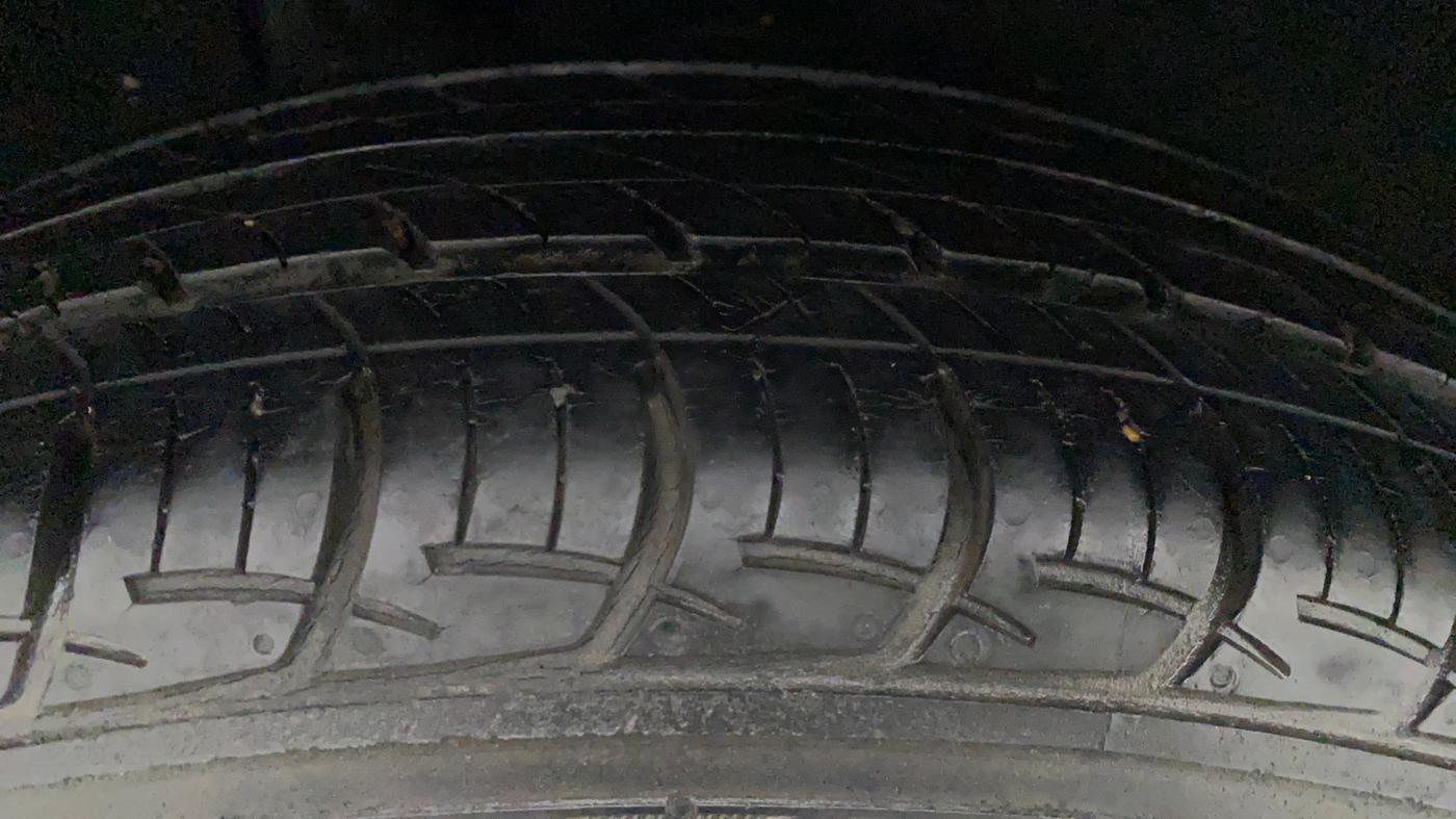 2017 Maruti Baleno DELTA PETROL 1.2, Petrol, Manual, 30,379 km, Right Front Tyre Tread