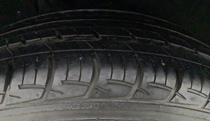2017 Maruti Baleno DELTA PETROL 1.2, Petrol, Manual, 30,379 km, Right Front Tyre Tread