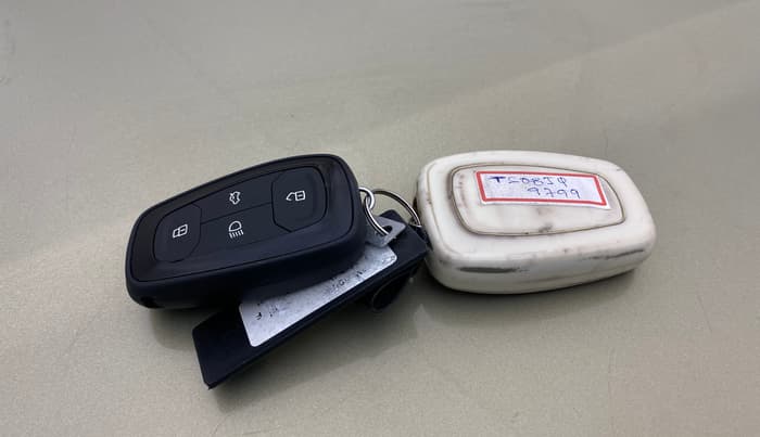 2023 Tata NEXON XZA PLUS LUX SUNROOF KAZIRANGA PETROL, Petrol, Automatic, 79,312 km, Key Close Up