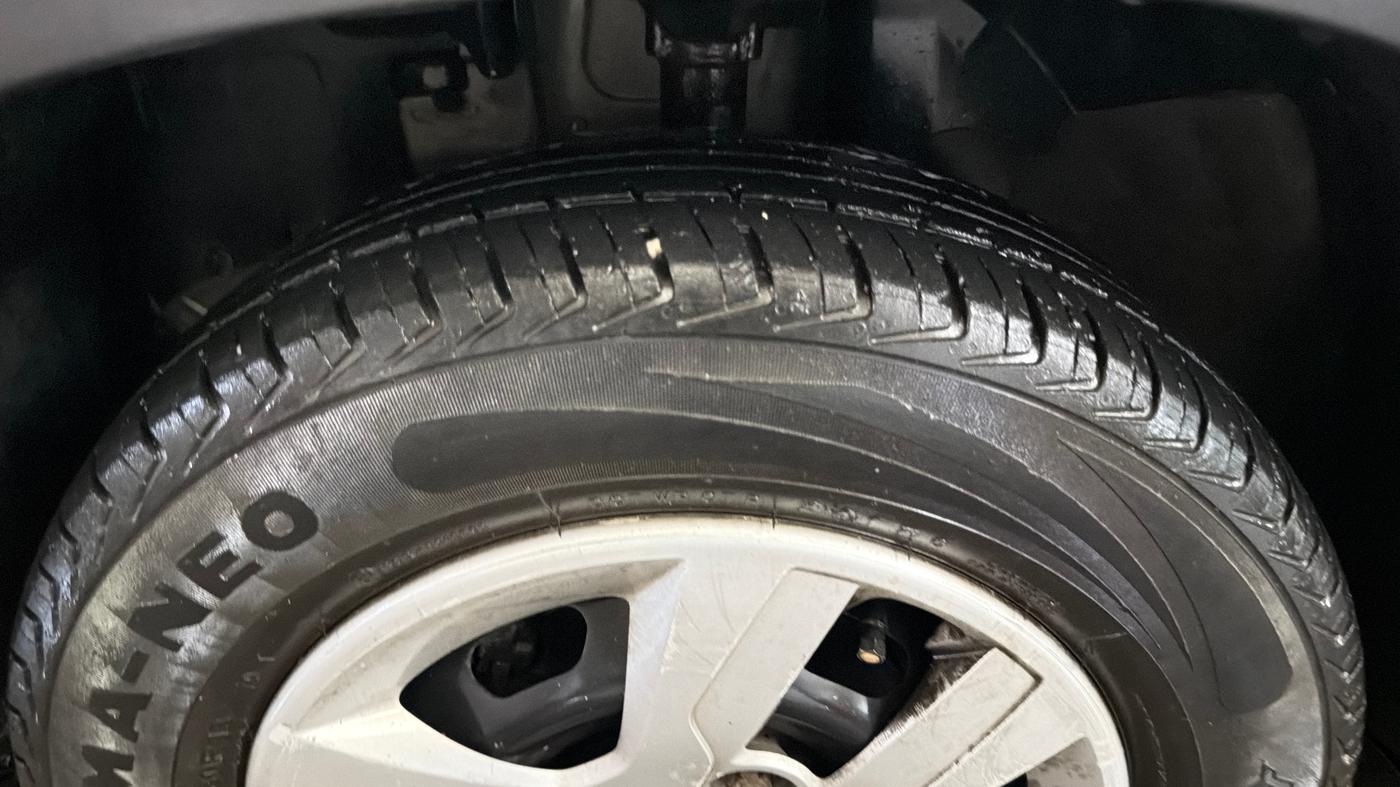 2017 Renault Kwid RXL, Petrol, Manual, 46,155 km, Left Front Tyre Tread