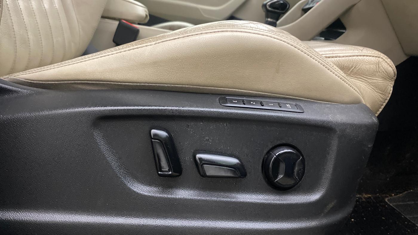 2020 Skoda Karoq STYLE 1.5 TSI AT, Petrol, Automatic, 1,10,456 km, Driver Side Adjustment Panel