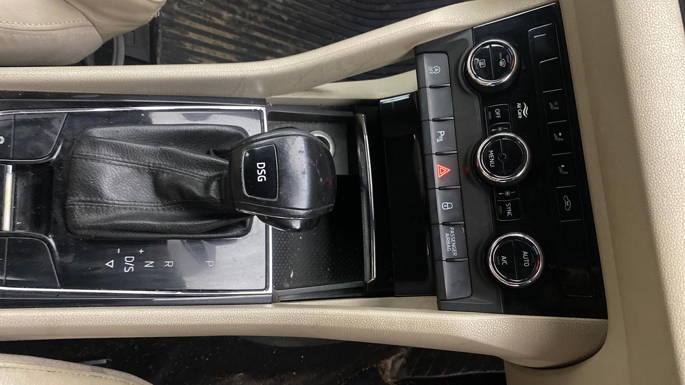 2020 Skoda Karoq STYLE 1.5 TSI AT, Petrol, Automatic, 1,10,456 km, Gear Lever