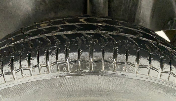 2011 Maruti Swift LXI, Petrol, Manual, 28,716 km, Left Rear Tyre Tread