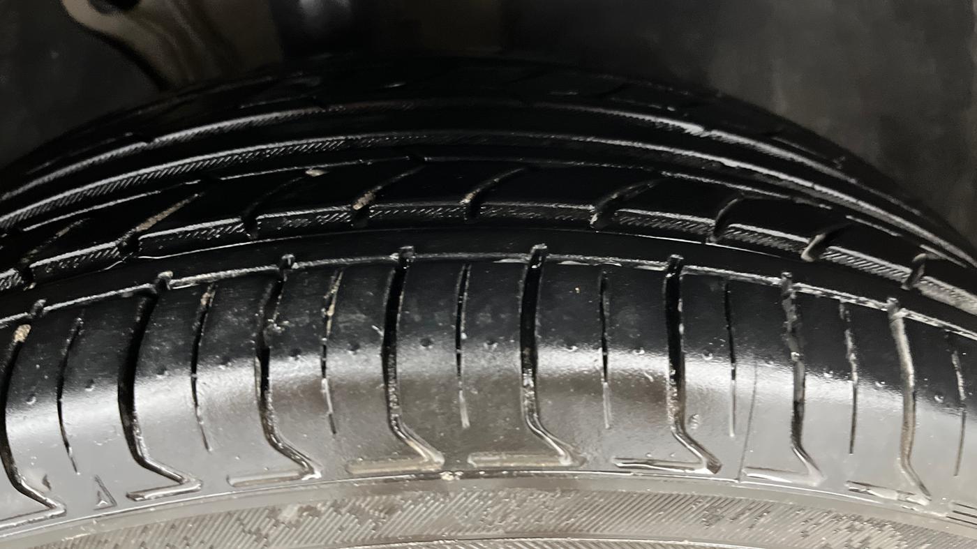2017 Skoda Octavia STYLE PLUS AT 1.8 TSI, Petrol, Automatic, 1,03,026 km, Right Front Tyre Tread