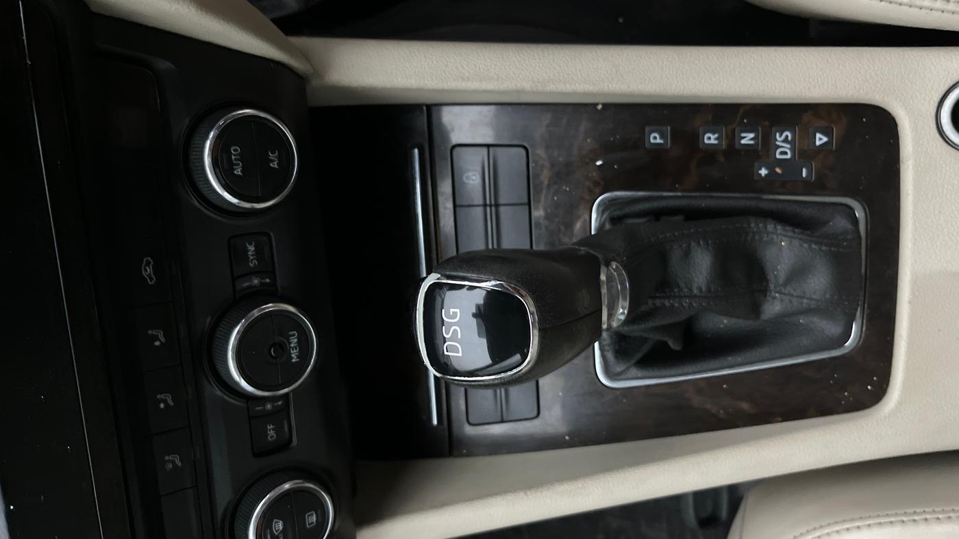 2017 Skoda Octavia STYLE PLUS AT 1.8 TSI, Petrol, Automatic, 1,03,026 km, Gear Lever