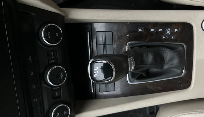 2017 Skoda Octavia STYLE PLUS AT 1.8 TSI, Petrol, Automatic, 1,03,026 km, Gear Lever