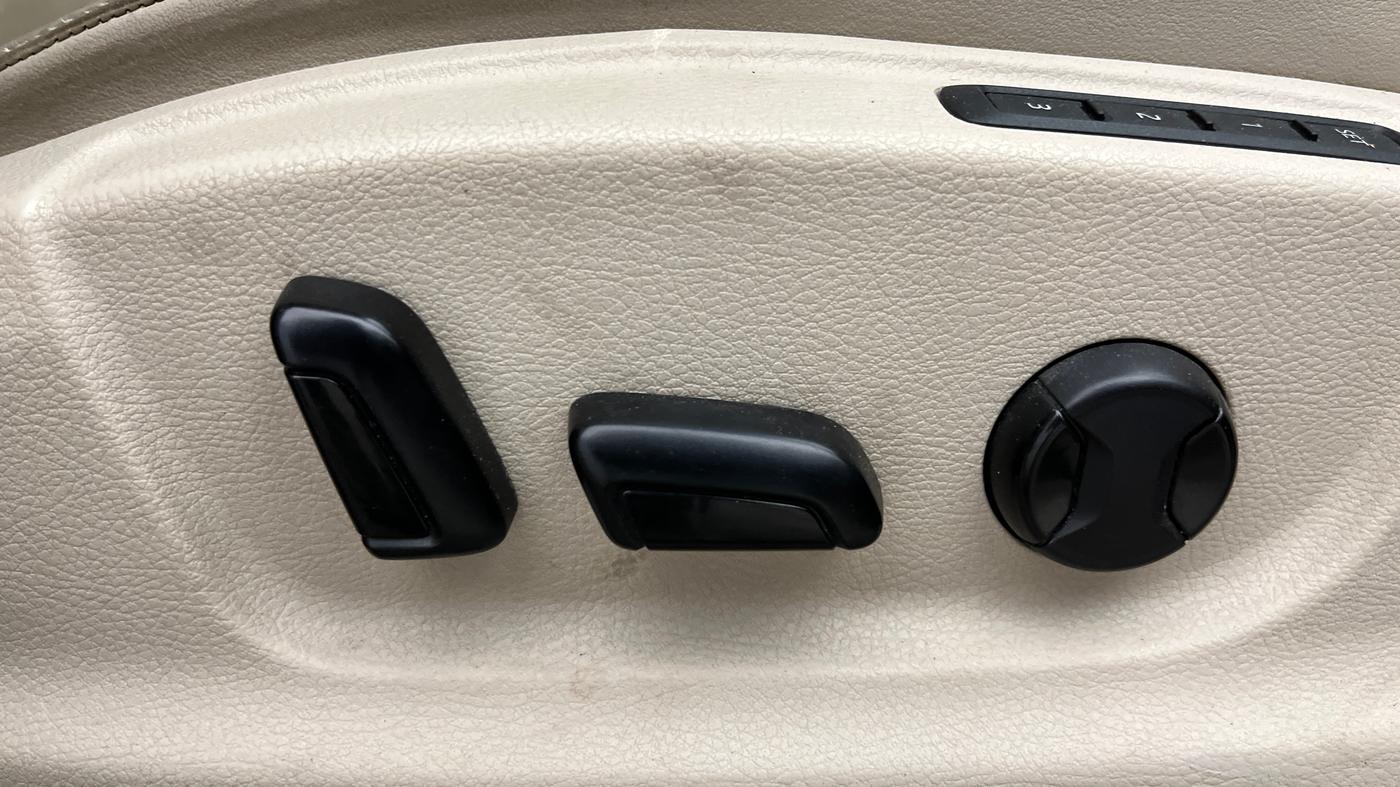 2017 Skoda Octavia STYLE PLUS AT 1.8 TSI, Petrol, Automatic, 1,03,026 km, Driver Side Adjustment Panel