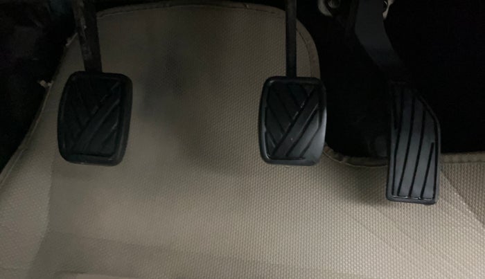 2017 Maruti Swift LXI (O), CNG, Manual, 55,843 km, Pedals