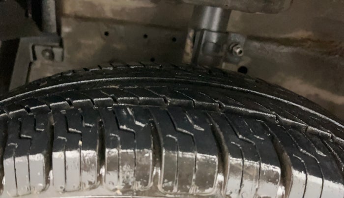 2017 Maruti Swift LXI (O), CNG, Manual, 55,843 km, Left Front Tyre Tread