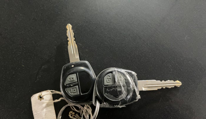 2017 Maruti Swift LXI (O), CNG, Manual, 55,843 km, Key Close Up