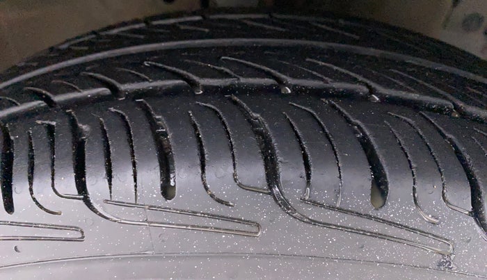 2017 Maruti Swift VXI OPT, Petrol, Manual, 67,348 km, Right Front Tyre Tread