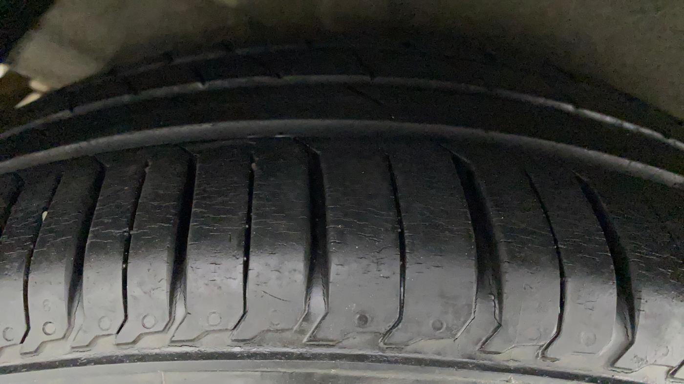 2012 Hyundai Verna FLUIDIC 1.6 VTVT EX, Petrol, Manual, 78,912 km, Right Rear Tyre Tread