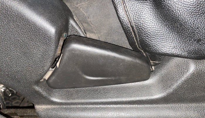 2019 Renault Kwid RXL, Petrol, Manual, 1,06,943 km, Driver Side Adjustment Panel