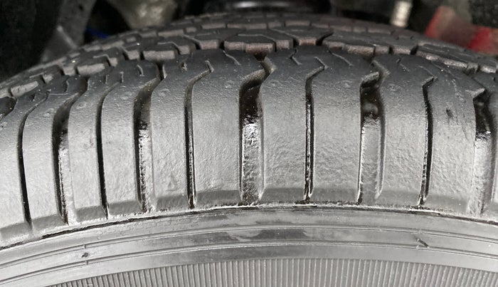 2017 Mahindra TUV300 T 10 MT Dual Tone, Diesel, Manual, 67,374 km, Right Front Tyre Tread