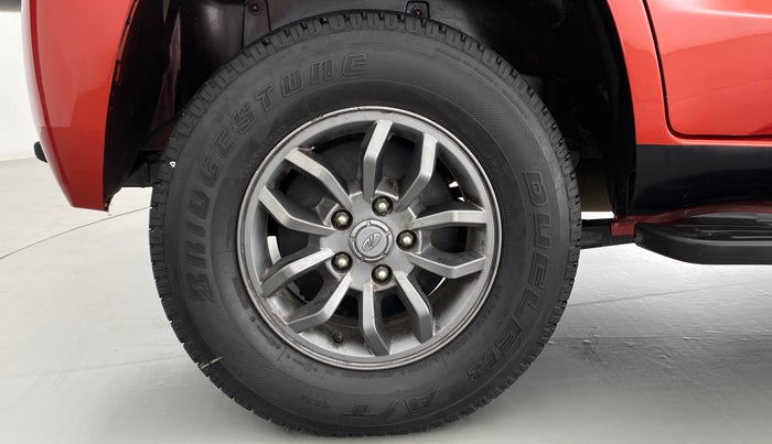 2017 Mahindra TUV300 T 10 MT Dual Tone, Diesel, Manual, 67,374 km, Right Rear Wheel