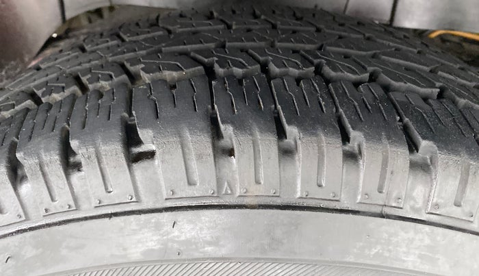 2017 Mahindra TUV300 T 10 MT Dual Tone, Diesel, Manual, 67,374 km, Right Rear Tyre Tread