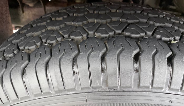 2017 Mahindra TUV300 T 10 MT Dual Tone, Diesel, Manual, 67,374 km, Left Rear Tyre Tread