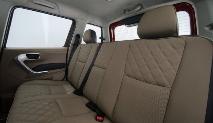 2017 Mahindra TUV300 T 10 MT Dual Tone, Diesel, Manual, 67,374 km, Right Side Rear Door Cabin