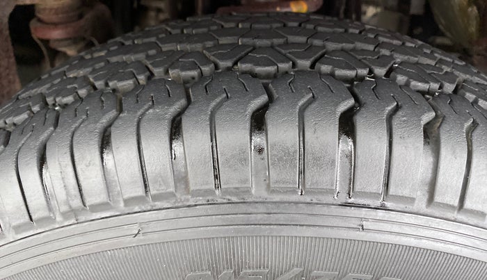 2017 Mahindra TUV300 T 10 MT Dual Tone, Diesel, Manual, 67,374 km, Left Front Tyre Tread