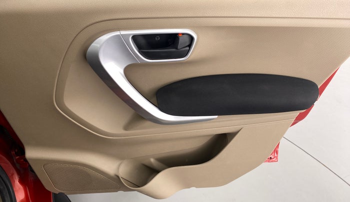 2017 Mahindra TUV300 T 10 MT Dual Tone, Diesel, Manual, 67,374 km, Driver Side Door Panels Control