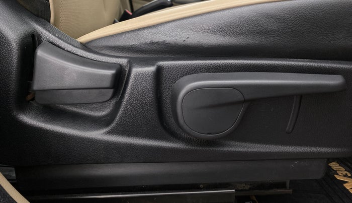 2017 Mahindra TUV300 T 10 MT Dual Tone, Diesel, Manual, 67,374 km, Driver Side Adjustment Panel