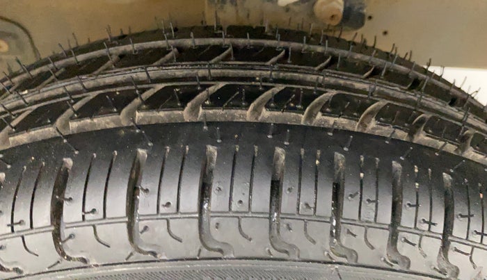 2019 Maruti Eeco 5 STR WITH A/C+HTR, Petrol, Manual, 24,968 km, Right Front Tyre Tread