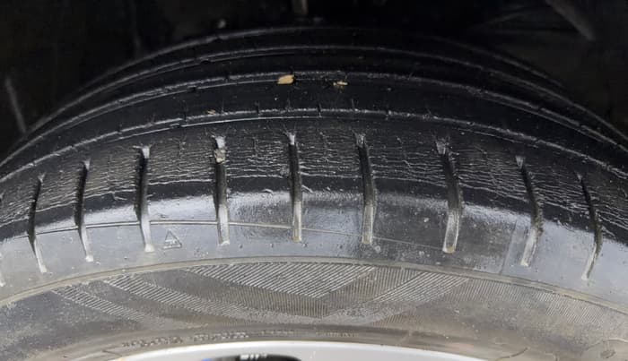 2017 Maruti Baleno ALPHA PETROL 1.2, Petrol, Manual, 61,649 km, Right Front Tyre Tread