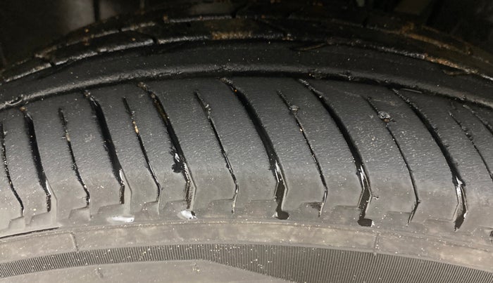 2021 Nissan MAGNITE XV TURBO CVT, Petrol, Automatic, 33,105 km, Left Front Tyre Tread