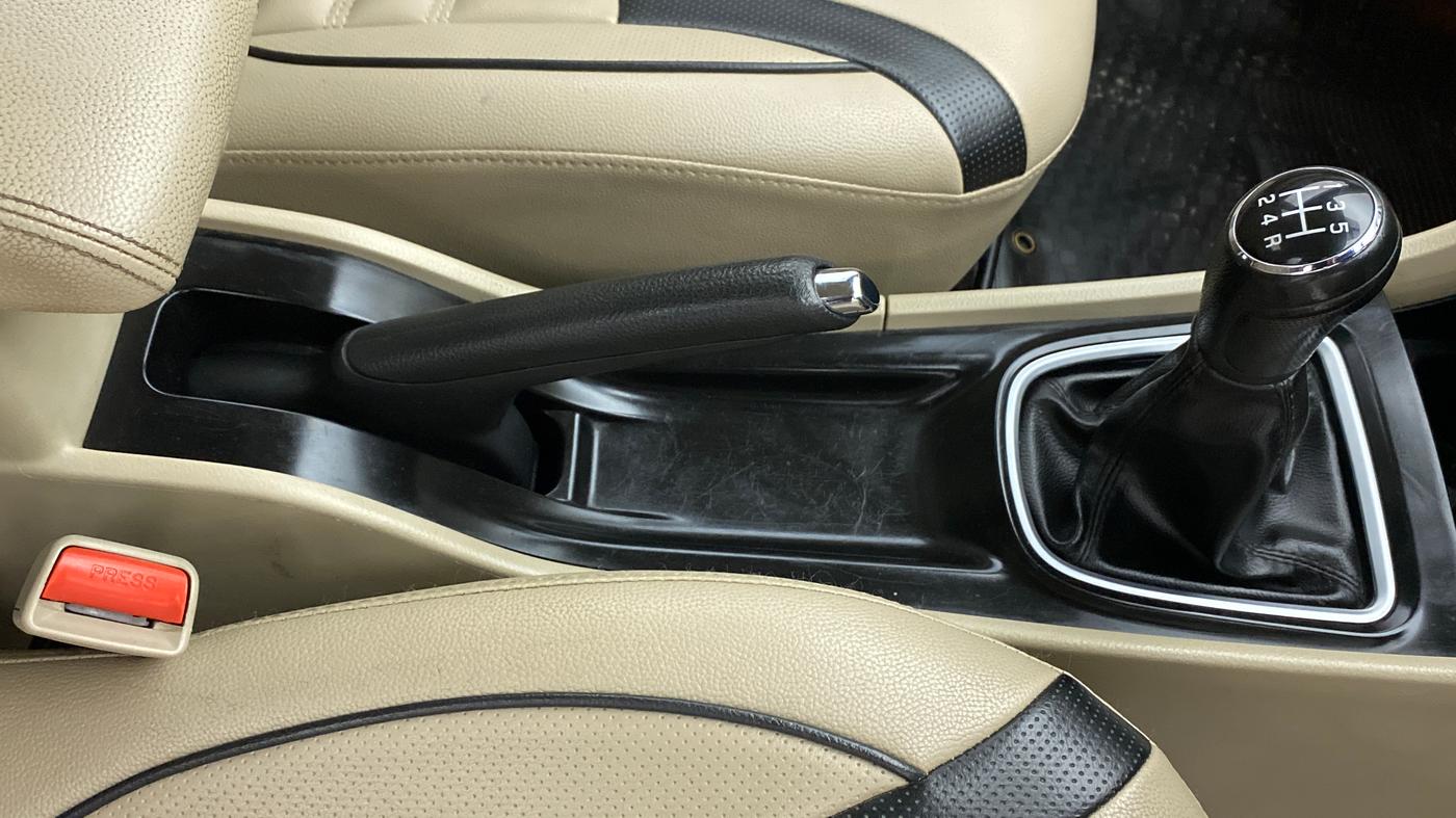 2017 Maruti Ciaz ZETA 1.4 VVT, Petrol, Manual, 50,475 km, Gear Lever