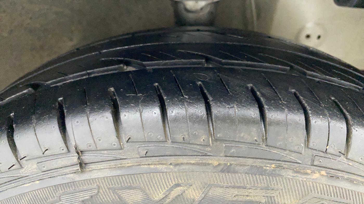 2011 Hyundai Eon ERA, Petrol, Manual, 17,080 km, Right Front Tyre Tread