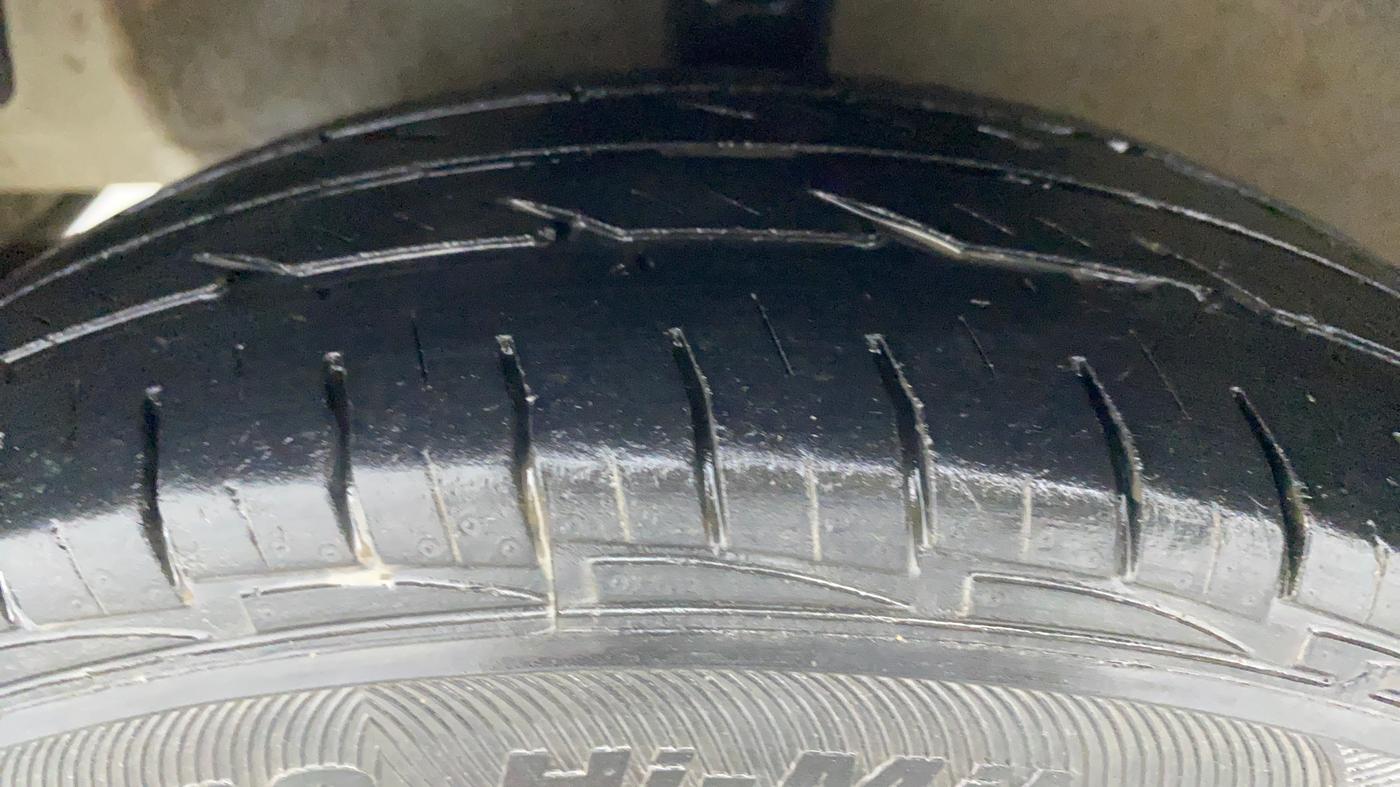 2011 Hyundai Eon ERA, Petrol, Manual, 17,080 km, Left Front Tyre Tread