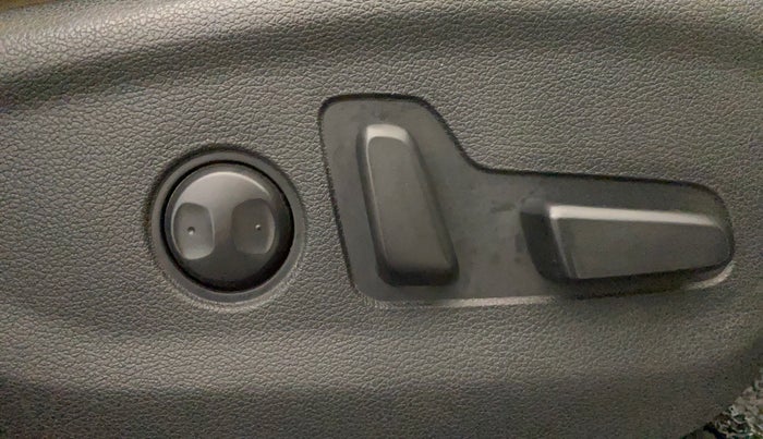 2017 Hyundai Tucson GLS 4WD AT DIESEL, Diesel, Automatic, 1,31,162 km, Driver Side Adjustment Panel